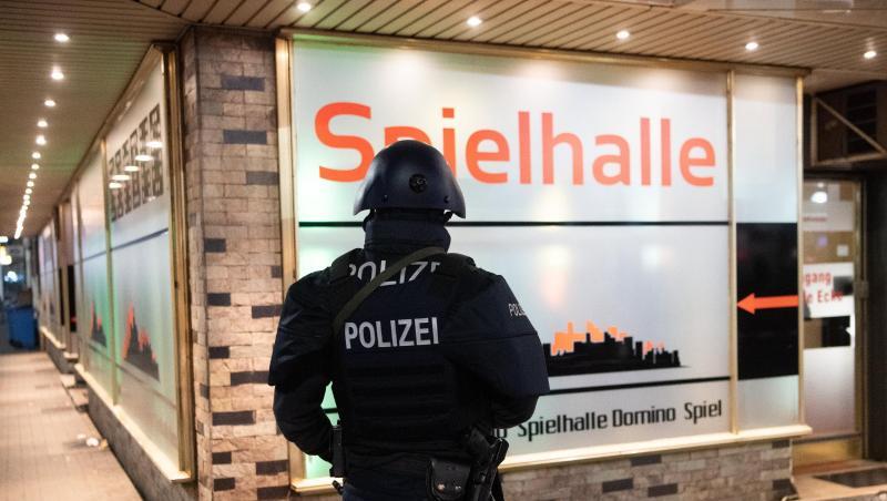 Ein Polizist sichert einen Bereich in der Nähe des Tatorts am Heumarkt. Ein Polizist sichert einen Bereich in der Nähe des Tatorts am Heumarkt.
