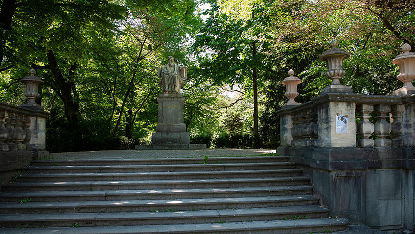 Das Pettenkofer-Denkmal am Münchner Maximiliansplatz.