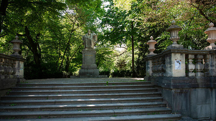 Das Pettenkofer-Denkmal am Münchner Maximiliansplatz.