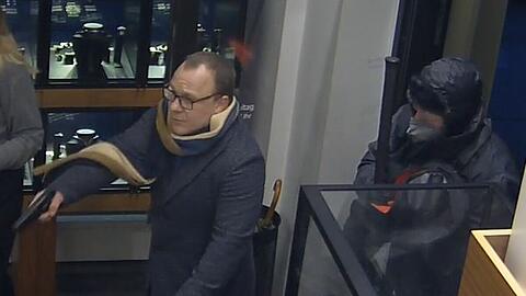 Die Kripo München sucht diese zwei Täter, die am 19. Dezember 2024 einen Juwelier in der Kardinal-Faulhaber-Straße ausgeraubt haben.