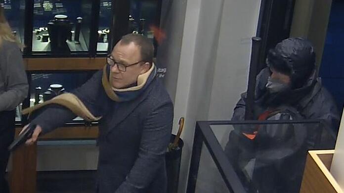 Die Kripo München sucht diese zwei Täter, die am 19. Dezember 2024 einen Juwelier in der Kardinal-Faulhaber-Straße ausgeraubt haben.