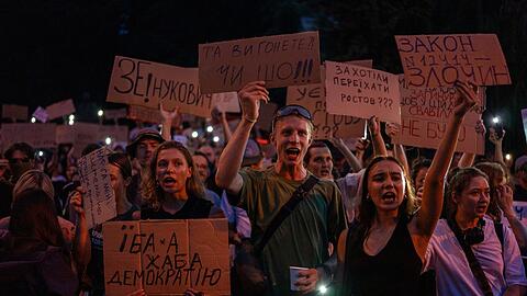 In der Ukraine führte ein neues Gesetz, das die Unabhängigkeit von Antikorruptionsbehörden beschränkt, zu landesweiten Protesten.