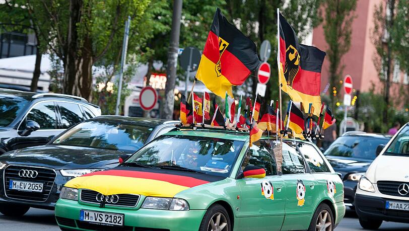 Beim Public Viewing ist es zum Gerangel gekommen (Symbolbild) Beim Public Viewing ist es zum Gerangel gekommen (Symbolbild)