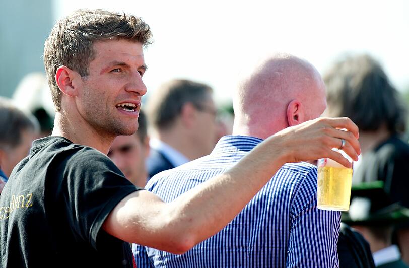 Typisch bayerisch - Thomas Müller, der beste deutsche Torschütze in Brasilien, gönnte sich ein kühles Bier.