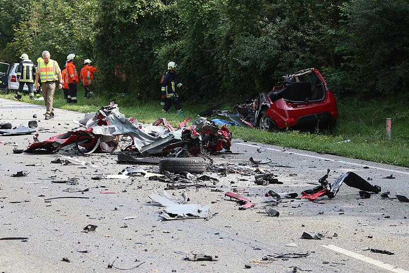 Der Wagen wurde bei dem Zusammenstoß mit dem Lkw regelrecht in seine Einzelteile zerissen.