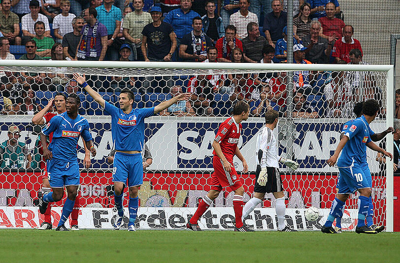 Hoffenheim, die Erste: Josip Simunic trifft beim Saisonauftakt der TSG Hoffenheim gegen den FC Bayern per Kopf ins Tor - der Treffer zählt aber nicht!