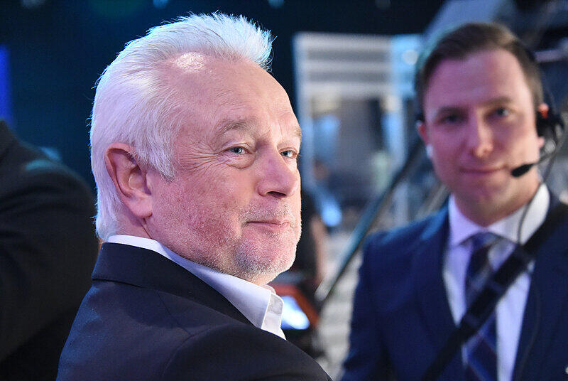 Auch der Vorsitzende der FDP-Fraktion im Landtag von Schleswig-Holstein, Wolfgang Kubicki, ist sichtlich erfreut nach der ersten Hochrechnung für die Bürgerschaftswahl in einem TV-Studio in Hamburg.