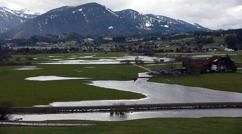 Regen und Sturm sorgen in Bayern für Überflutungen und Lawinengefahr.