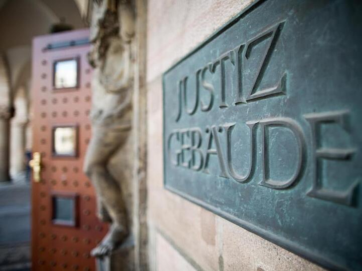 Ein Schild mit der Aufschrift "Justizgebäude" ist am Landgericht Nürnberg-Fürth zu sehen. Foto: Daniel Karmann/Archiv