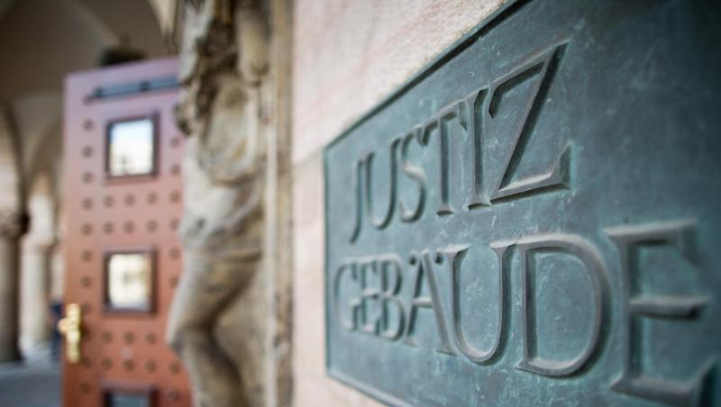 Ein Schild mit der Aufschrift "Justizgebäude" ist am Landgericht Nürnberg-Fürth zu sehen. Foto: Daniel Karmann/Archiv Ein Schild mit der Aufschrift "Justizgebäude" ist am Landgericht Nürnberg-Fürth zu sehen. Foto: Daniel Karmann/Archiv