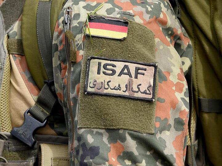 Ein deutscher Fallschirmjäger trägt das Zeichen des Afghanistan-Einsatzes ISAF (International Security Assistance Force) an seiner Uniform.