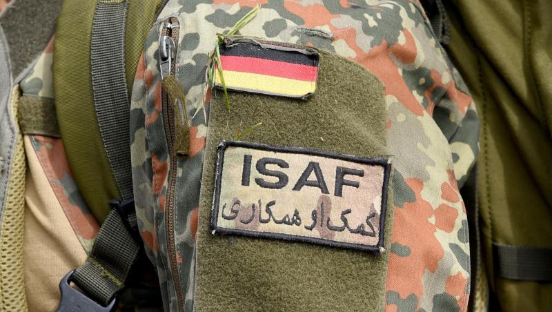 Ein deutscher Fallschirmjäger trägt das Zeichen des Afghanistan-Einsatzes ISAF (International Security Assistance Force) an seiner Uniform. Ein deutscher Fallschirmjäger trägt das Zeichen des Afghanistan-Einsatzes ISAF (International Security Assistance Force) an seiner Uniform.