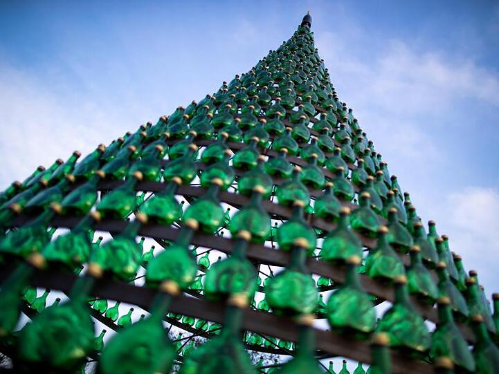 Ein Weihnachtsbaum aus Bocksbeutel-Flaschen in Nordheim Am Main. Foto: Daniel Karmann