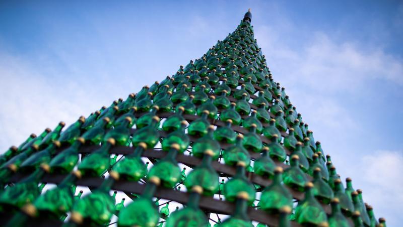 Ein Weihnachtsbaum aus Bocksbeutel-Flaschen in Nordheim Am Main. Foto: Daniel Karmann Ein Weihnachtsbaum aus Bocksbeutel-Flaschen in Nordheim Am Main. Foto: Daniel Karmann