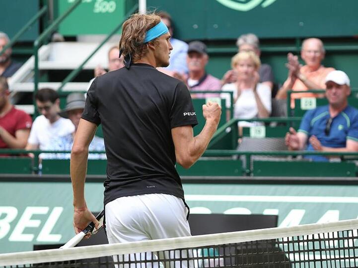 Alexander Zverev bejubelt seinen Einzug in die zweite Runde in Halle.