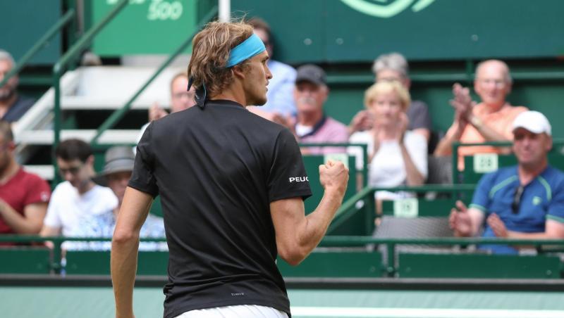Alexander Zverev bejubelt seinen Einzug in die zweite Runde in Halle. Alexander Zverev bejubelt seinen Einzug in die zweite Runde in Halle.
