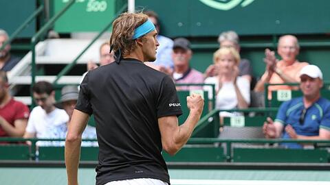 Alexander Zverev bejubelt seinen Einzug in die zweite Runde in Halle.