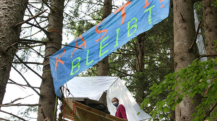 Die Losung der schwindelfreien Aktivisten: "Kasti bleibt!"