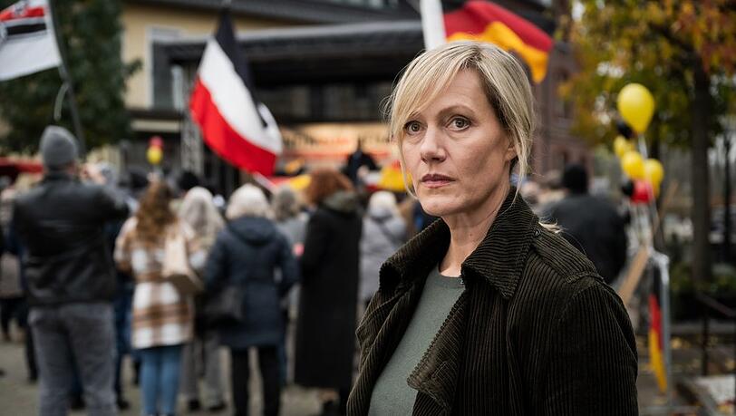"Die Bürgermeisterin": Claudia Voss (Anna Schudt) wird klar, dass sie nichts gegen die rechte Demonstration in ihrer Stadt ausrichten kann.