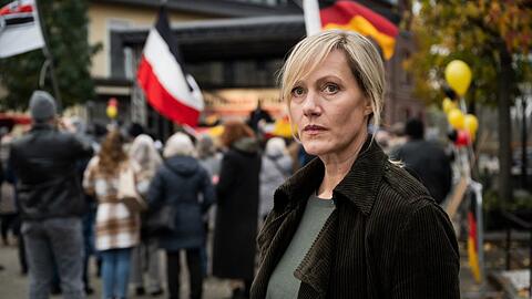 "Die Bürgermeisterin": Claudia Voss (Anna Schudt) wird klar, dass sie nichts gegen die rechte Demonstration in ihrer Stadt ausrichten kann.