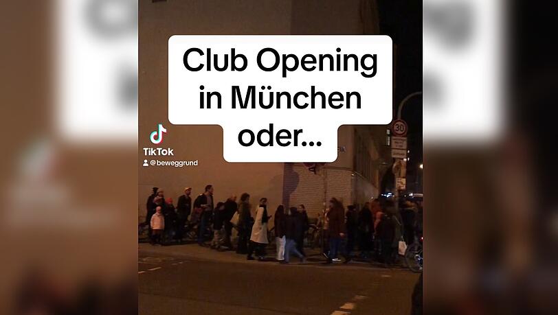 Am Infoabend drängen sich Eltern und Kindern vor dem MTG in München. Die Schlange vor dem Gymnasium zog sich um den Häuserblock. Ein Video davon ging auf Tiktok viral.
