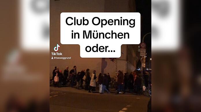 Am Infoabend drängen sich Eltern und Kindern vor dem MTG in München. Die Schlange vor dem Gymnasium zog sich um den Häuserblock. Ein Video davon ging auf Tiktok viral.