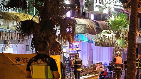 Polizeibeamte und Feuerwehrleute arbeiten neben dem eingestürzten Medusa Beach Club.