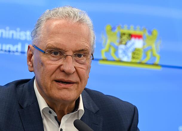 Bayerns Innenminister Joachim Herrmann (CSU) warnt vor der abstrakten Gefährdungslage (Archivbild).