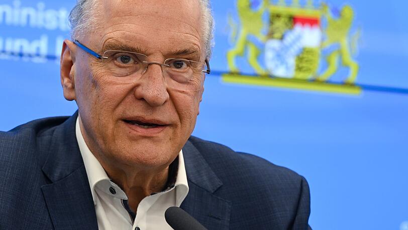 Bayerns Innenminister Joachim Herrmann (CSU) warnt vor der abstrakten Gefährdungslage (Archivbild). Bayerns Innenminister Joachim Herrmann (CSU) warnt vor der abstrakten Gefährdungslage (Archivbild).