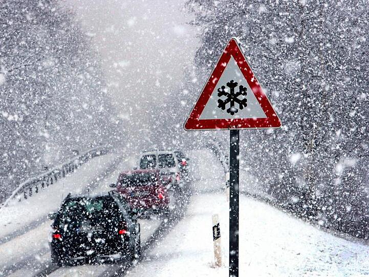 Vorsicht glatt! Autofahrer haben seit  Samstag vielerorts mit Schneefall und vereisten Straßen zu kämpfen