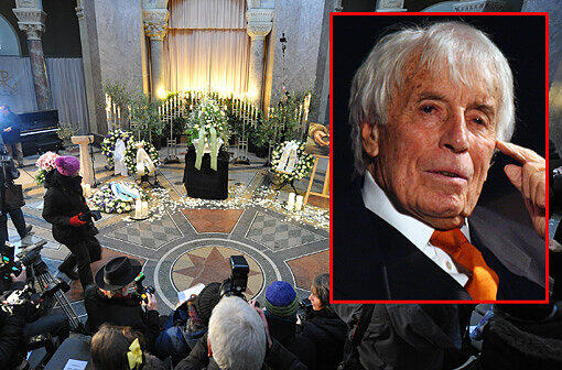 Kerzen, Blumen und Gemälde stehen an Jopies Sarg. Zur Beerdigung werden 200 Gäste erwartet. Die Eindrücke vom Münchner Nordfriedhof...