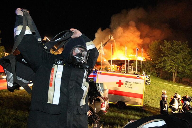 Großalarm: Rund 700 Einsatzkräfte von Feuerwehr, Polizei, Rettungsdienst und Technischem Hilfswerk rücken an.