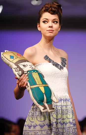 Noah Becker und Shermine Sharivar kommen sich näher, Micaela Schäfer präsentiert sich angezogen und Models posieren mit Schnurrbart - zum Beginn der Fashion Week in Berlin ist Einiges geboten. Von Promi-Klatsch bis Haute Couture - sehen Sie hier die besten Bilder aus der Hauptstadt.
