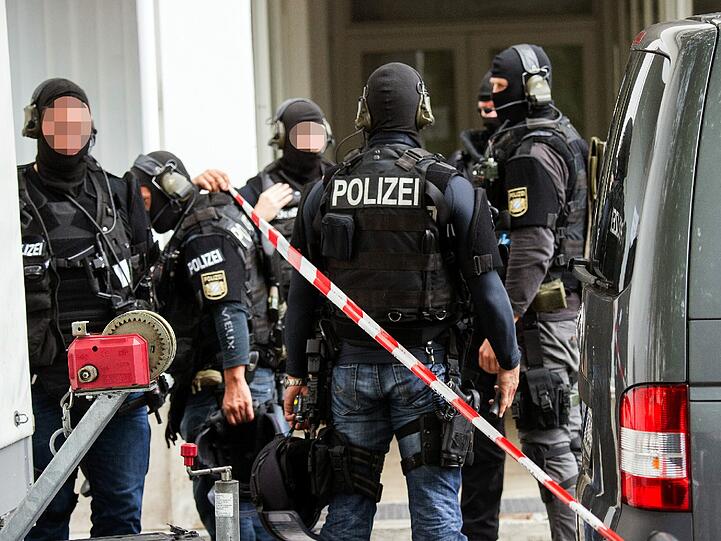 Geiselnahme in Ingolstadt: Das SEK ist vor Ort. Die Bilder vom Rathausplatz