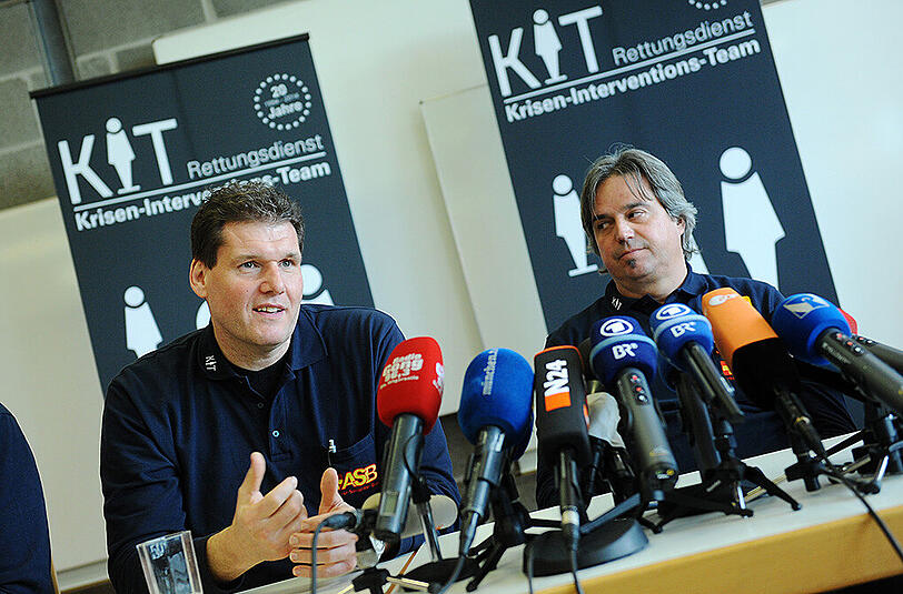 Peter Zehentner (l) und Martin Irlinger vom Krisen-Interventions-Team (KIT) des Arbeiter-Samariter-Bundes (ASB) betreuten mit zwei weiteren Kollegen die deutschen Angehörigen der Opfer des Fluges 4U9525 an der Absturzstelle in Südfrankreich und berichteten auf der Pressekonferenz von ihren Erfahrungen.