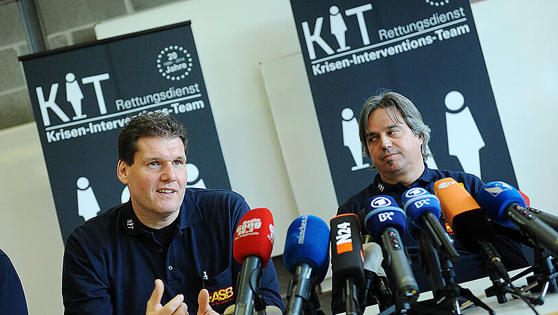 Peter Zehentner (l) und Martin Irlinger vom Krisen-Interventions-Team (KIT) des Arbeiter-Samariter-Bundes (ASB) betreuten mit zwei weiteren Kollegen die deutschen Angehörigen der Opfer des Fluges 4U9525 an der Absturzstelle in Südfrankreich und berichteten auf der Pressekonferenz von ihren Erfahrungen. Peter Zehentner (l) und Martin Irlinger vom Krisen-Interventions-Team (KIT) des Arbeiter-Samariter-Bundes (ASB) betreuten mit zwei weiteren Kollegen die deutschen Angehörigen der Opfer des Fluges 4U9525 an der Absturzstelle in Südfrankreich und berichteten auf der Pressekonferenz von ihren Erfahrungen.