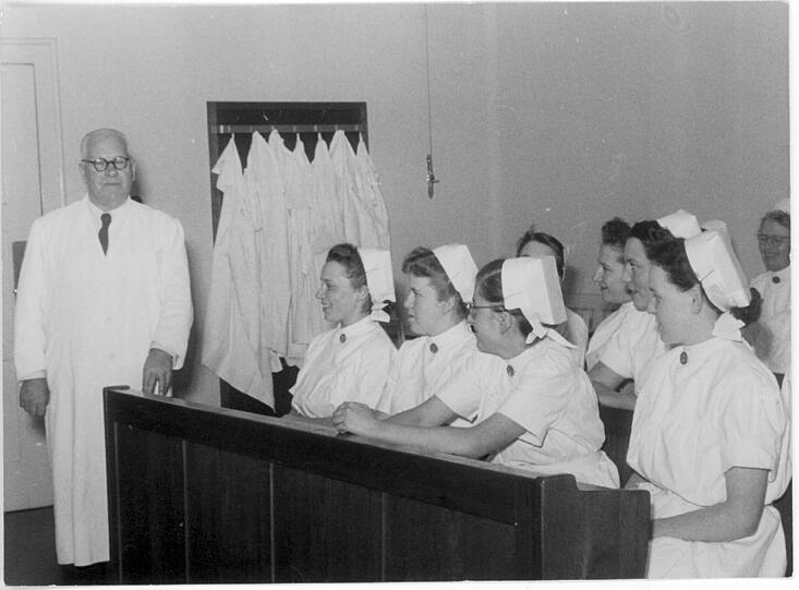 1953: Männer dürfen keine Pfleger sein, lehren dürfen sie trotzdem.