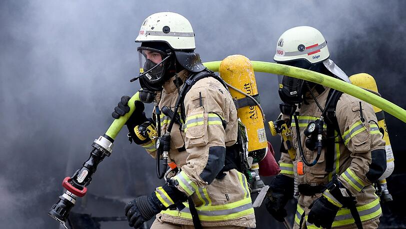 In Senden mussten sich Feuerwehrler am Samstag nicht nur mit einem Brand, sondern auch mit Gaffern auseinandersetzen. (Symbolbild)