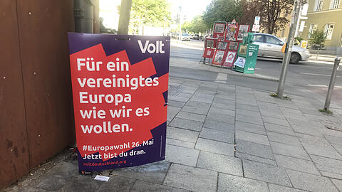 Ein Volt-Plakat in der Zenettistraße.