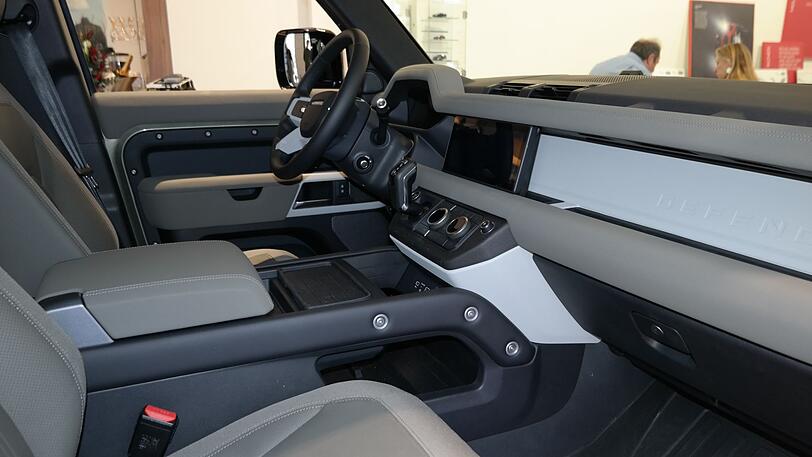 Klare Linien, strapazierfähiges Material: das Interieur des neuen Defender.