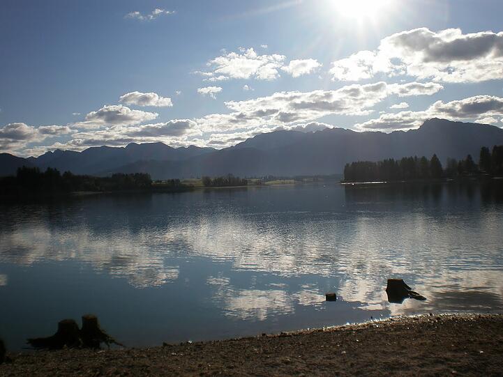 Hotel Kaufmann: Der Forggensee lädt zu ausgedehnten Spaziergängen in malerischer Landschaft ein.