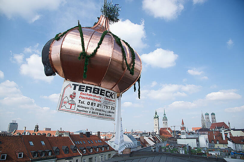 Bilder vom Richtfest am Torbräu: So wurde die Zwiebel auf den Turm gehievt.