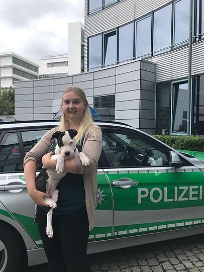 Melanie S. mit einem sichergestellten Hund bei der Polizei.