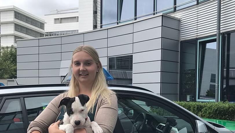 Melanie S. mit einem sichergestellten Hund bei der Polizei. Melanie S. mit einem sichergestellten Hund bei der Polizei.