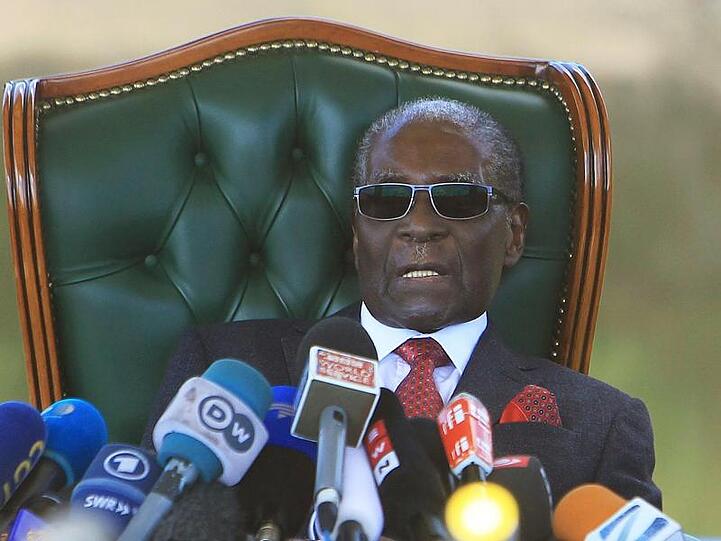 Der sichtlich gealterte Mugabe bei einer Pressekonferenz im Jahr 2018.