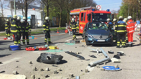 Mit hydraulischem Einsatzgerät wurde der 76-Jährige aus dem Unfallwagen befreit.