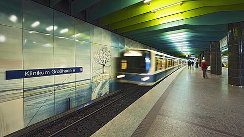 An der U6-Endhaltestelle Klinikum Großhadern fiel ein Mann ins Bahngleis.