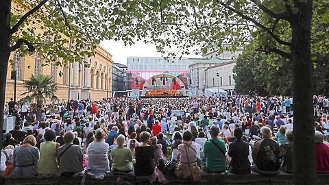 Ein wunderbar konzentriertes Publikum hat sich am Samstagabend am Marstallplatz eingefunden, um Robert Schumanns Klavierkonzert und Richard Strauss'"Alpensinfonie" zu lauschen - gerne mit einem (Plastik)Glas Wein.
