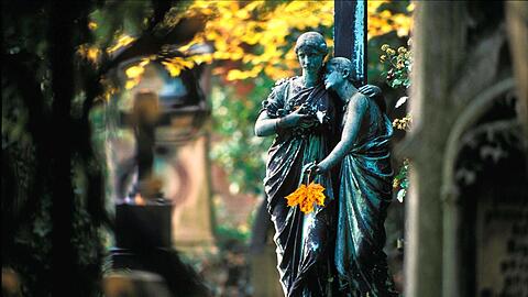 Münchens Friedhöfe sind zu jeder Jahreszeit einen Spaziergang wert - einfach zur Entspannung oder auch auf den Spuren bekannter Münchner und Münchnerinnen.