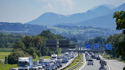 Fahrzeuge stauen sich auf der Autobahn A8 bei Rosenheim. Müssen sich künftig alle Nutzer von Verkehrsinfrastruktur an der Finanzierung beteiligen?